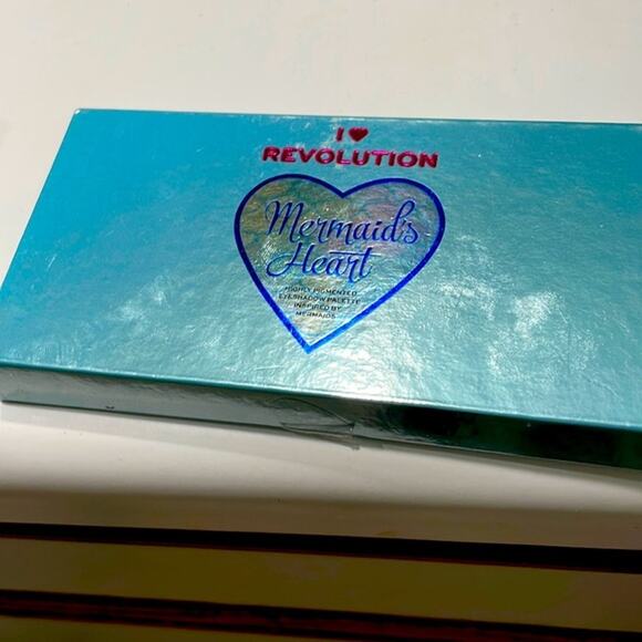 I Heart Revolution Mermaids Heart Eyeshadow Palette - Picture 2 of 5